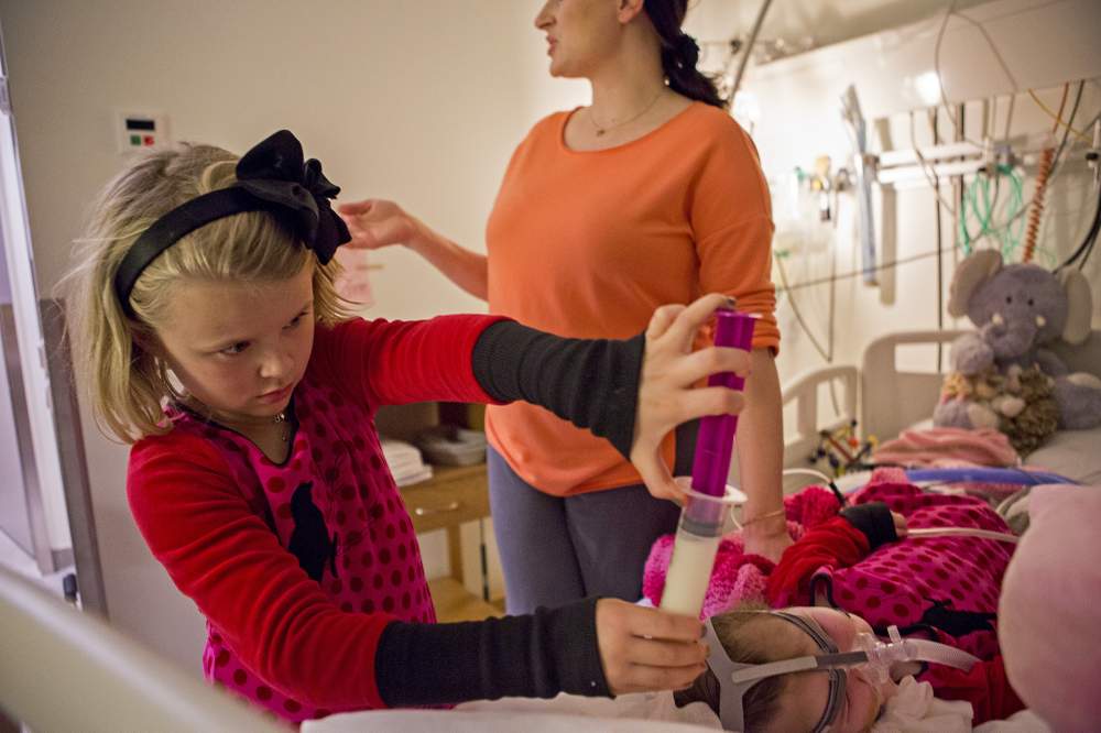 Forstår: Adelemå ha hjelp til å puste og sitte, men ho forstår mykje, seier storesøster Synne. Forstår: Adelemå ha hjelp til å puste og sitte, men ho forstår mykje, seier storesøster Synne.