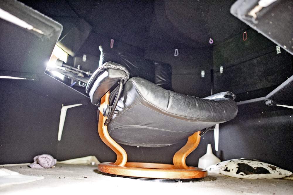 Komforten er viktig for Egil Stavseng når han er på jakt. Hytta har Stressless og er lydisolert. Komforten er viktig for Egil Stavseng når han er på jakt. Hytta har Stressless og er lydisolert.