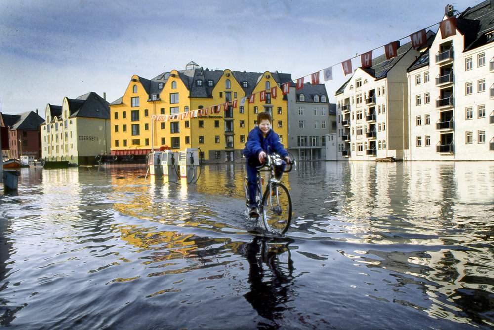 SPRINGFLO: Høyere havnivå vil føre til at det oftere blir springflo. Havnivået i Ålesund er ventet å øke med cirka en halvmeter - avhengig av utslippsscenario.  SPRINGFLO: Høyere havnivå vil føre til at det oftere blir springflo. Havnivået i Ålesund er ventet å øke med cirka en halvmeter - avhengig av utslippsscenario. 