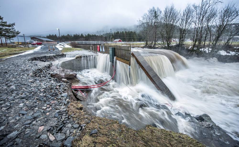 Flom ved Valgermo i Ørskog.  FOTO: STAALE WATTØ Flom ved Valgermo i Ørskog.  FOTO: STAALE WATTØ