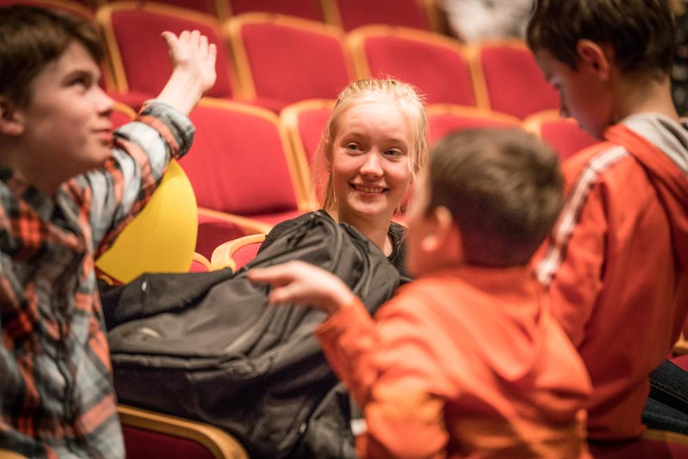 Meta Ibsen Sande spelar  «Pernille». Ho er ein del av familien som blir med  «Putti Plutti Pott» til Nisseland. Her diskuterar dei korleis dei skal spele på scena.  Meta Ibsen Sande spelar  «Pernille». Ho er ein del av familien som blir med  «Putti Plutti Pott» til Nisseland. Her diskuterar dei korleis dei skal spele på scena. 