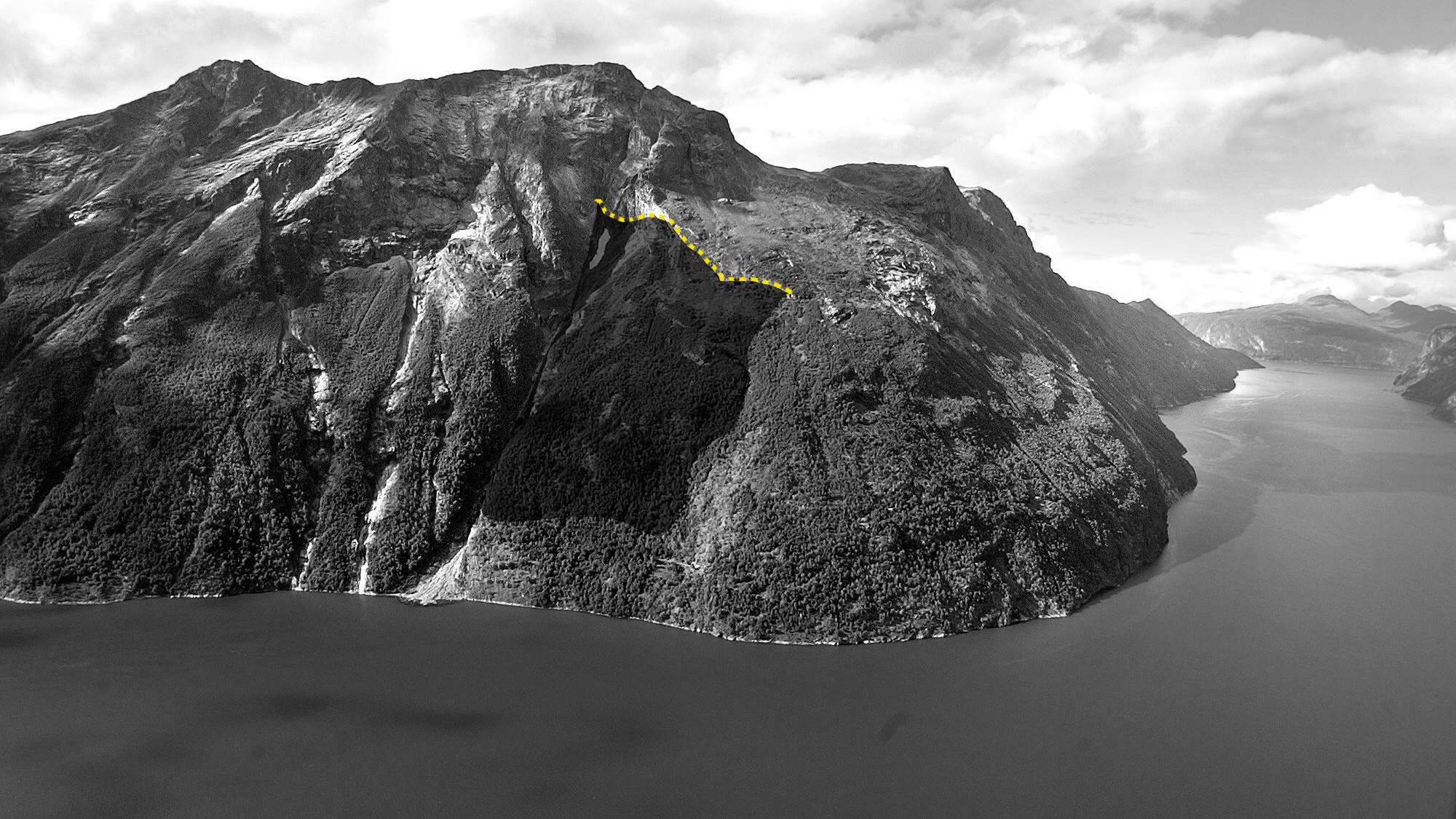 Åkernesfjellet har ei cirka 600 meter lang rivne (gul linje), 900 meter over havet. Rivna er cirka 25 meter vid på det vidaste punktet. Om heile fjellsida losnar (skravert felt), vil omlag 54 millionar kubikkmeter med stein ramle i fjorden.