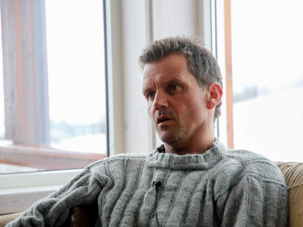 Stig forteller om farene han har opplevd i fjellet.Foto: Gunhild Kjeilen Kallevig. Stig forteller om farene han har opplevd i fjellet.Foto: Gunhild Kjeilen Kallevig.