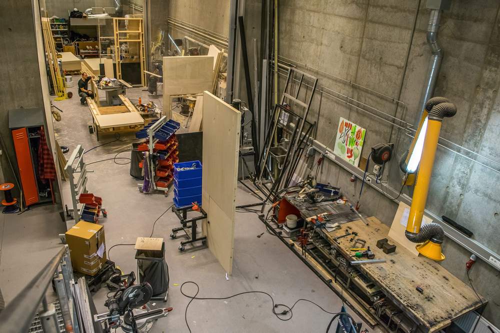 Scenografien lages i full størrelse på Teatret Vårt, der snekkerverkstedet ligger rett bak scenen. Denne gangen er scenografien tilpasset Arbeideren i Ålesund. Foto: Ticiane Oliveira Scenografien lages i full størrelse på Teatret Vårt, der snekkerverkstedet ligger rett bak scenen. Denne gangen er scenografien tilpasset Arbeideren i Ålesund. Foto: Ticiane Oliveira