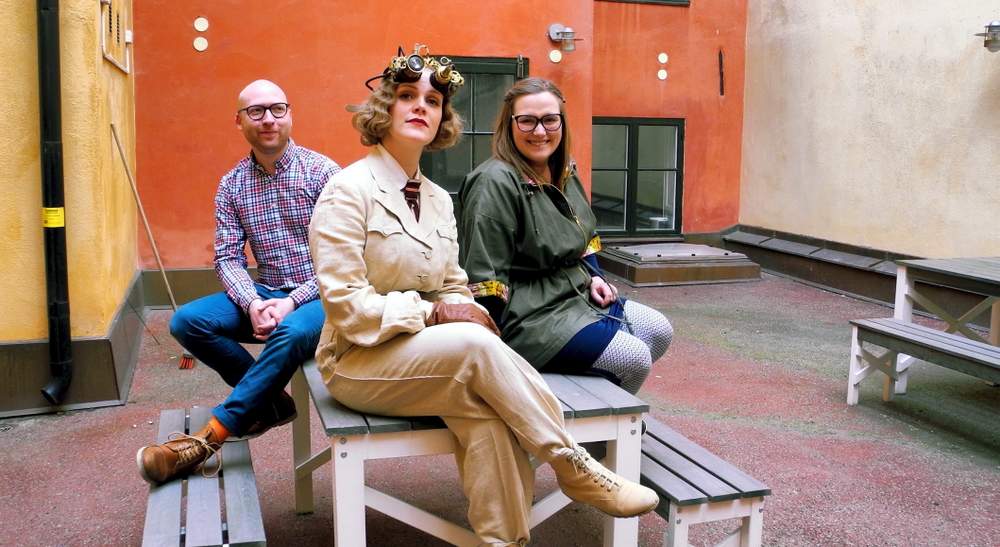 Utenfor Voblings studio. Hilde som arkeologprofessor Elisabeth Brix, som hun selv spiller i VR-sekvensene. Foto: Karin Rykkje Utenfor Voblings studio. Hilde som arkeologprofessor Elisabeth Brix, som hun selv spiller i VR-sekvensene. Foto: Karin Rykkje