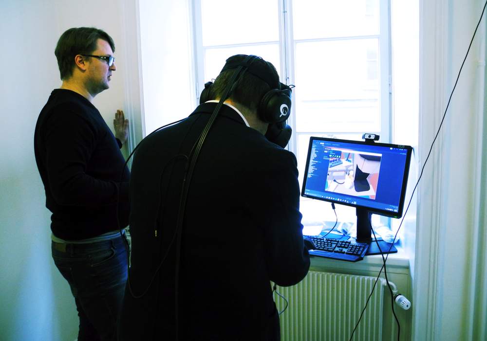 Administrerende direktør Patrick Hansson viser smakebiter på VR-opplevelser.  Briller og øretelefoner hører med. Foto: Karin Rykkje Administrerende direktør Patrick Hansson viser smakebiter på VR-opplevelser.  Briller og øretelefoner hører med. Foto: Karin Rykkje