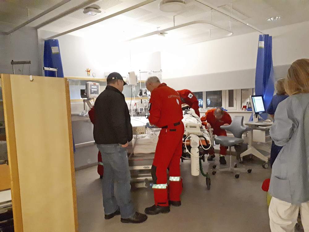 Legeteamet fra Oslo klargjør Julie til transporten med ambulansefly. Legeteamet fra Oslo klargjør Julie til transporten med ambulansefly.