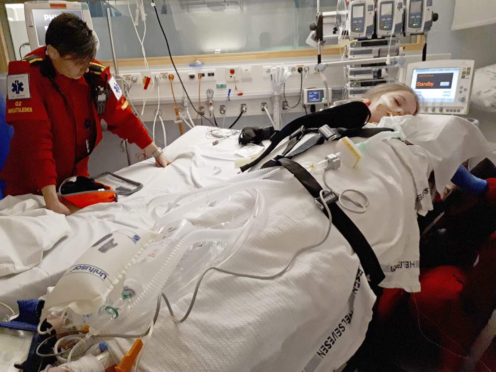 Kathrine og Thomas har gitt Julie en siste klem. De vet hun kan dø på vegen. Kathrine og Thomas har gitt Julie en siste klem. De vet hun kan dø på vegen.