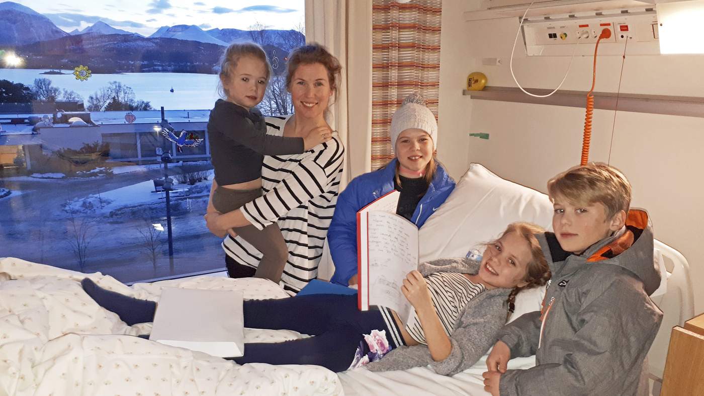 Julie får hilsen fra alle i klassen.