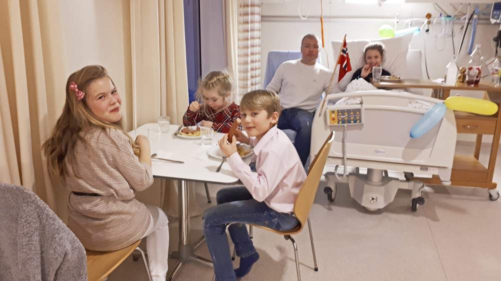 Bursdagsfeiring på sjukehuset. Tom og Julie fyller ti år. Bursdagsfeiring på sjukehuset. Tom og Julie fyller ti år.